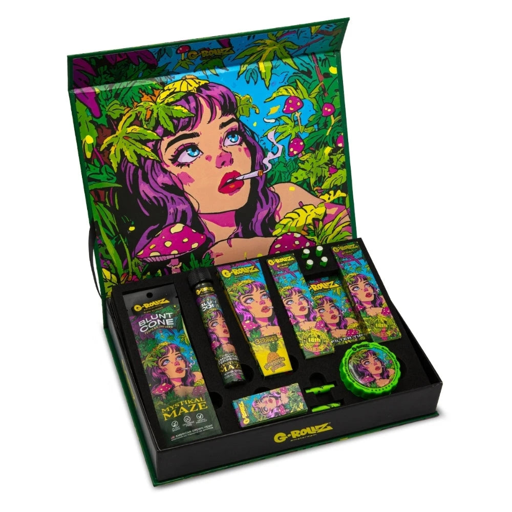 G-ROLLZ Gift Box Mystical Maze S, geöffnete Geschenkbox mit psychedelischem Dschungel-Motiv und arrangiertem Set-Inhalt aus Cones, Papers, Tips, Box und Grinder
